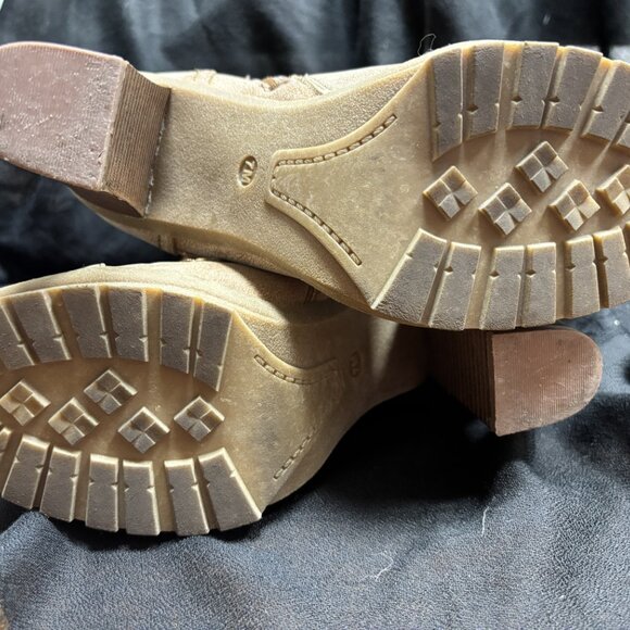 Women's  Size 7 medium Leather Boots - Picture 10 of 11